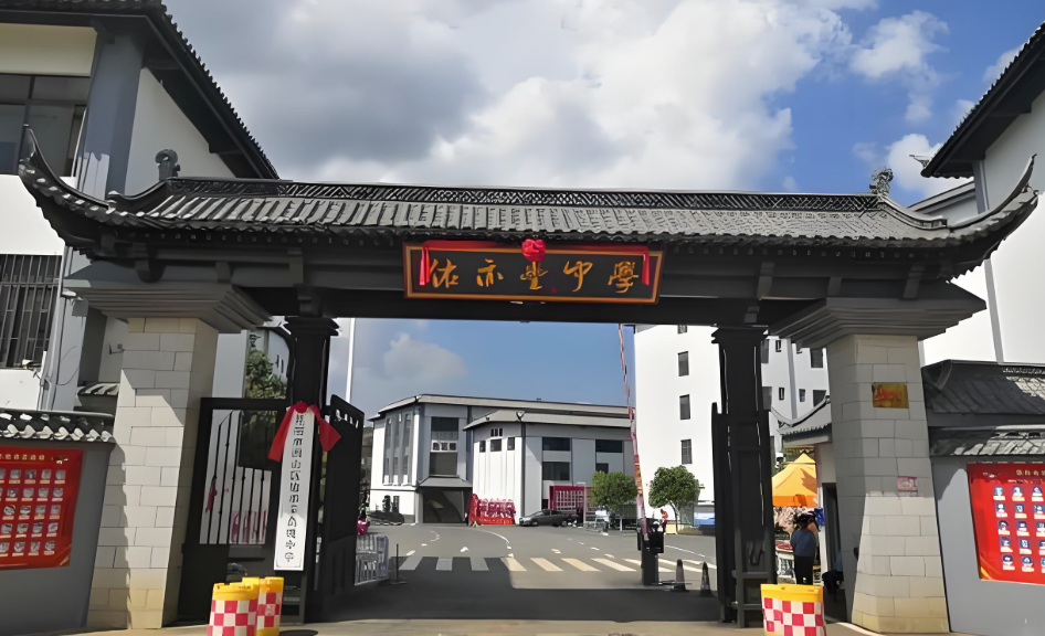 2025年昆明市佑亦丰高级中学：自然与人文交融的理想求学之地