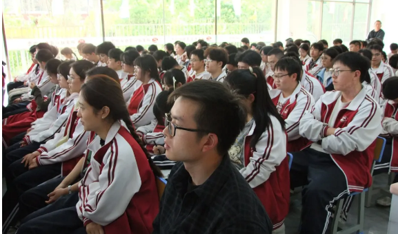 昆明钟英培训学校高补招生办：助力学子高考再攀高峰