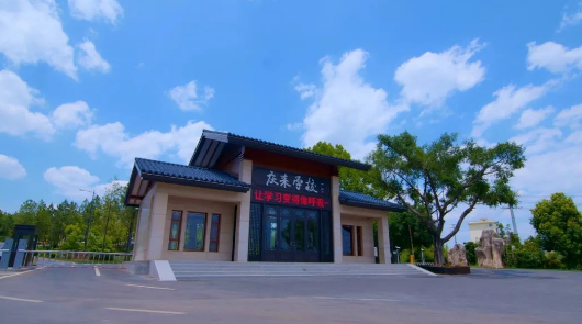 庆来学校高中学校环境优美宜人，学府典范育英才