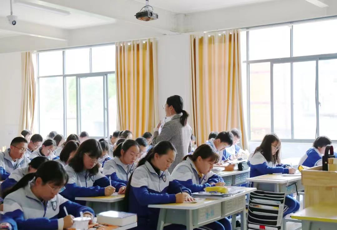 宜人景致助力学子成长：昆明市海亦丰中学初中校园环境全览