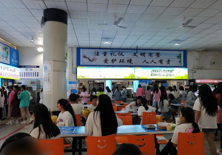 昆明市旅游职业高级中学三年制中专2025年食堂条件：舌尖上的校园体验