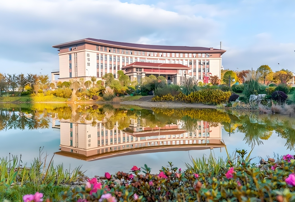 昆明市旅游职业高级中学2025年三年制中专学校环境：诗意学园