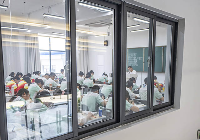 昆明高新实验学校高考复读报考优惠_奖学金及减免政策